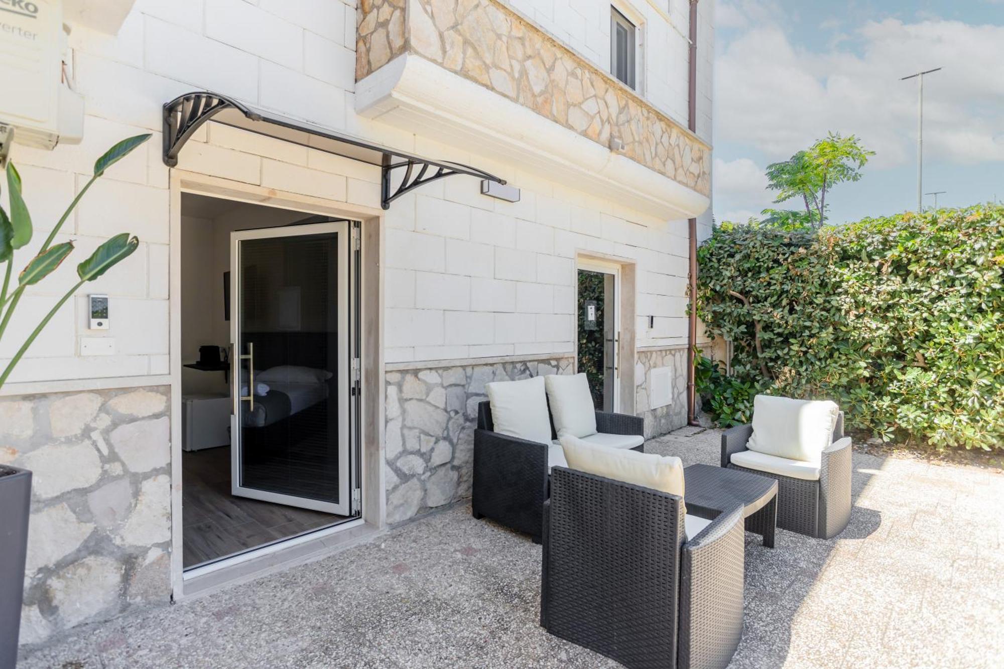 Pietramare Luxury Suites Bari Bagian luar foto