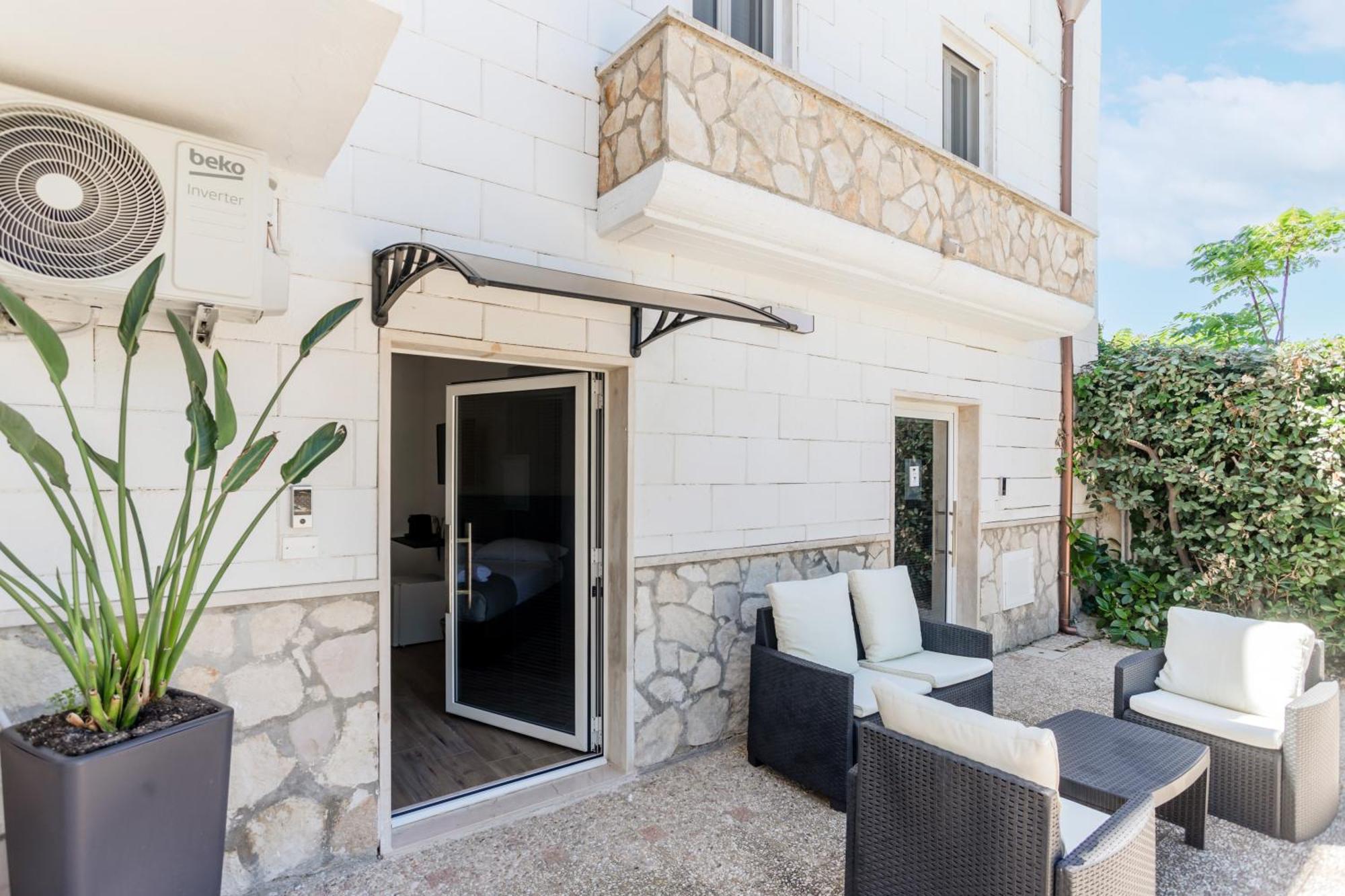 Pietramare Luxury Suites Bari Bagian luar foto